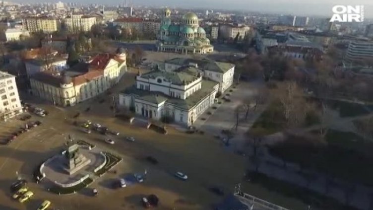 Депутатите са във ваканция. Какво свършиха в последния ден на старата пленарна зала?