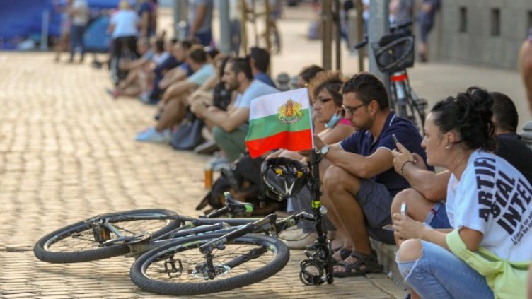 В кадър: 27-ми ден на протести, палатките на Орлов мост станаха повече