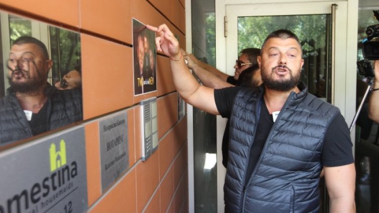 Бареков свика протест, натрупа камъни пред сградата на "Да, България"