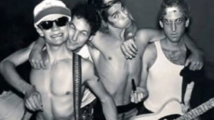 На 64 г. почина китарист на Red Hot Chili Peppers