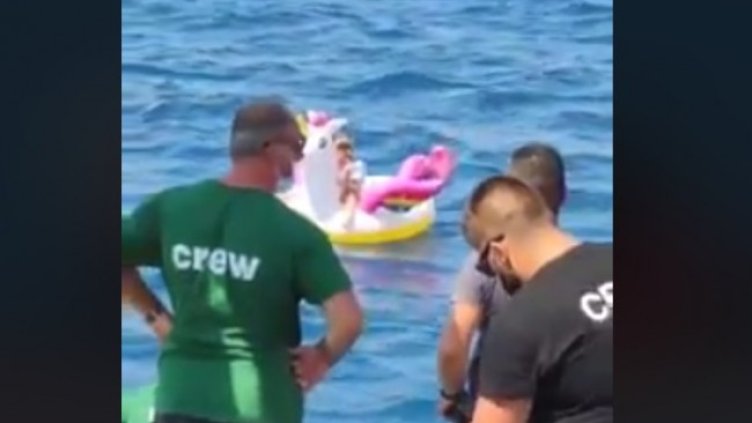 Малко дете с еднорог плува само в морето, кораб го спаси 
