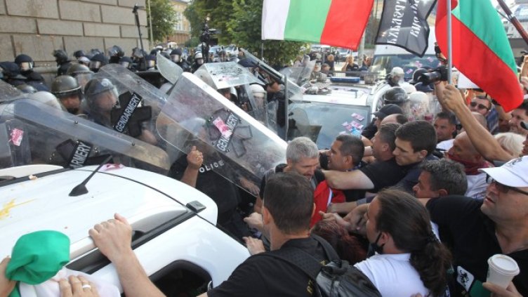 Протестиращи призоваха жените и децата да се оттеглят в 11:00 часа, какво предстои?