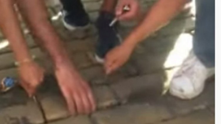 МВР с клипове: Протестиращ пръска със спрей, вадят павета от настилката