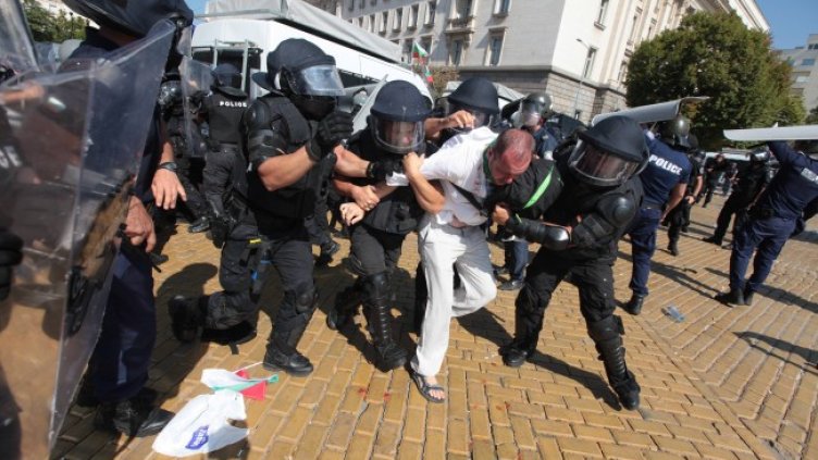 Протестът - арести, слама, пристигнаха и пожарникари