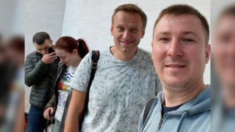 Последното селфи, което Навални прави със свой фен, преди да се качи на фаталния полет