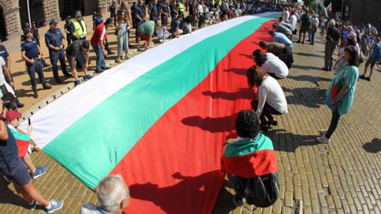 Протестиращите разпънаха огромен флаг, Къци Вапцаров снима