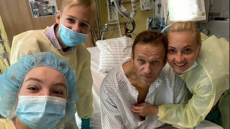 Алексей Навални със семейството си в клиниката "Шарите". Снимка: Instragram