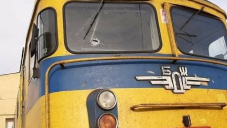 Машинист е ранен след хвърлени камъни по влак в движение 