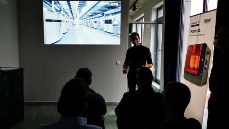 Презентация в офиса на B2N, на снимката виждате ЕОS полимерни системи за производство на пластмасови изделия

Представяне на Form 3L –  първият SLA широкоформатен 3D принтер
3D принтер Form 3L с размери 33.5см х 20см х 30см