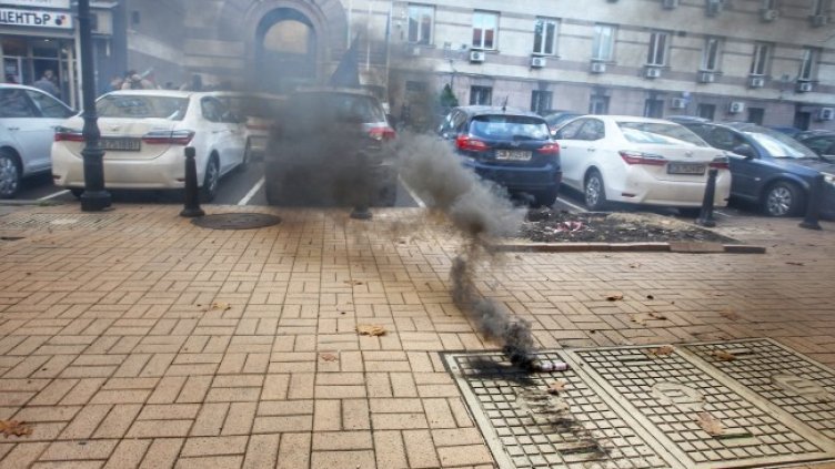 Яйца полетяха по социалното министерство, майки атакуват с димка