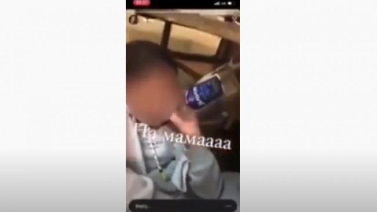 Ученици пиха водка в час, уволниха учителя им 