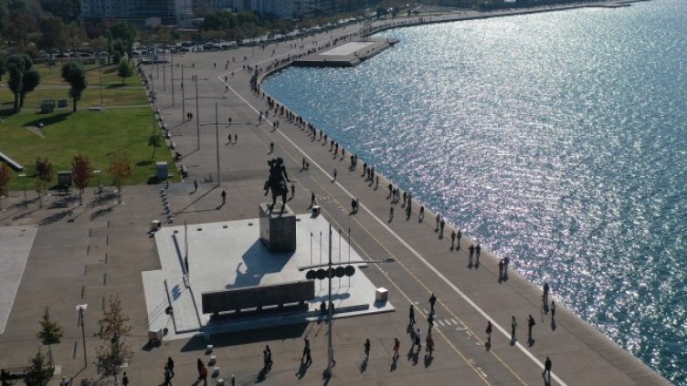 Хора чакат на опашка за COVID тест. Снимка: БГНЕС