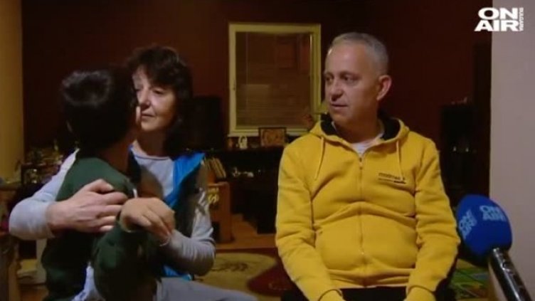 Семейство прави коледни играчки в името на своя син