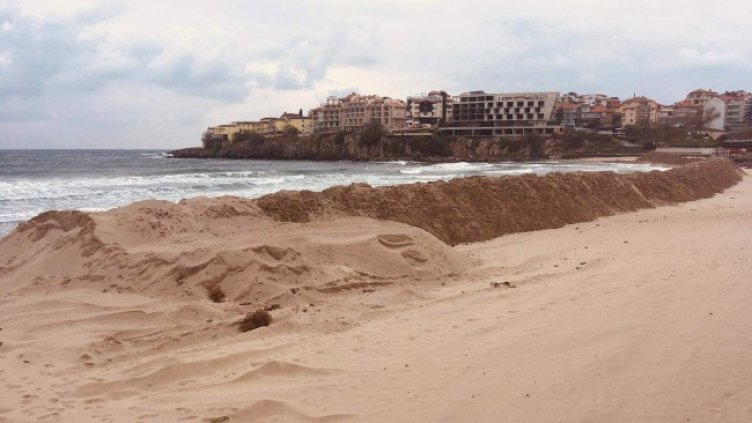 Така изглеждат пясъчните диги на плажа в Созопол; Снимка: БГНЕС