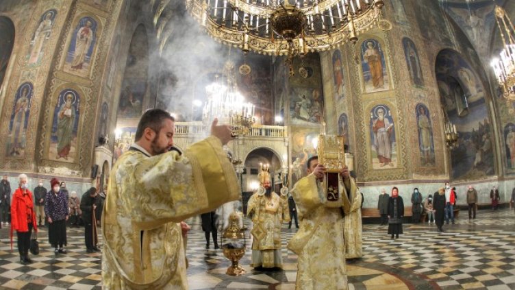 В кадър: Празнична литургия в катедралата "Св. Александър Невски"
