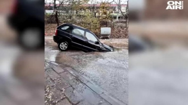 Кола пропадна в огромна яма на път в Пловдив 