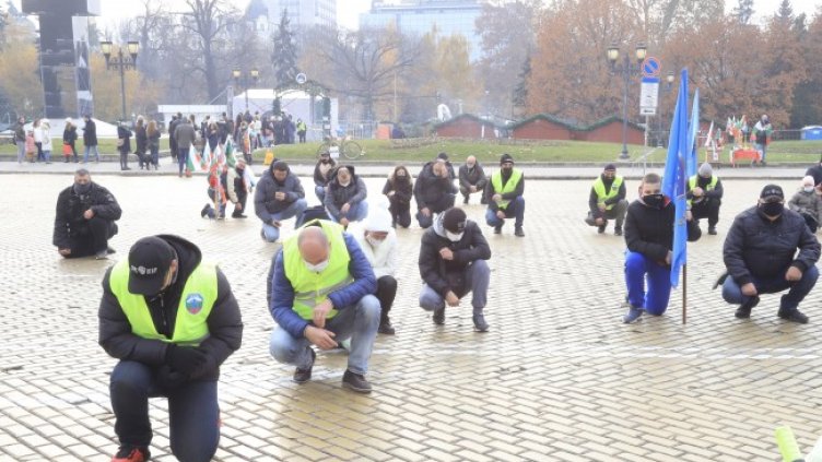 В кадър: Полицаи и майки на протест и контрапротест