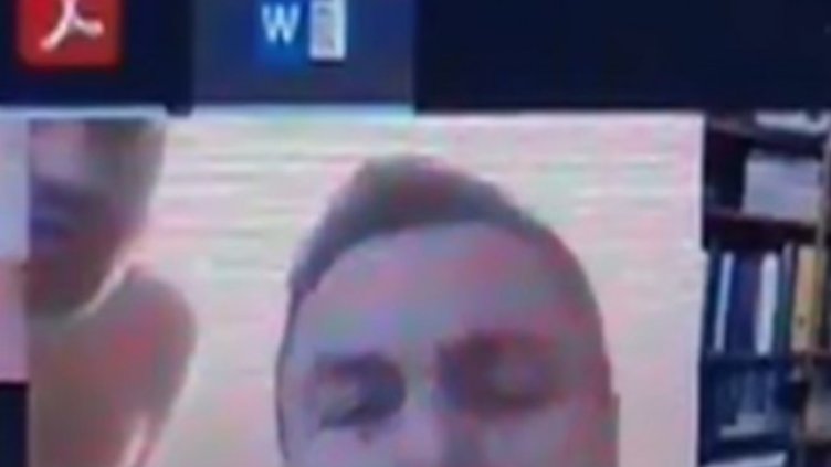 Гей скандал и в Литва, гол мъж зад депутат