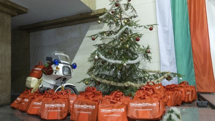 86 деца на загинали и пострадали полицаи ще получат подаръци от Технополис и Практикер