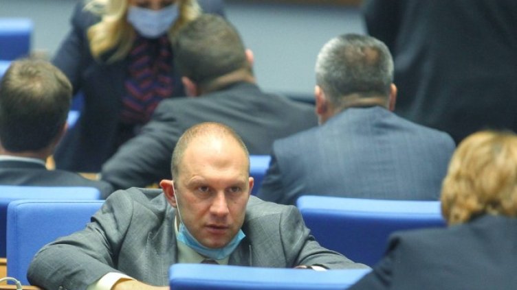 С маска, без маска, с шлем... Спазват ли депутатите заповедта на Ангелов?