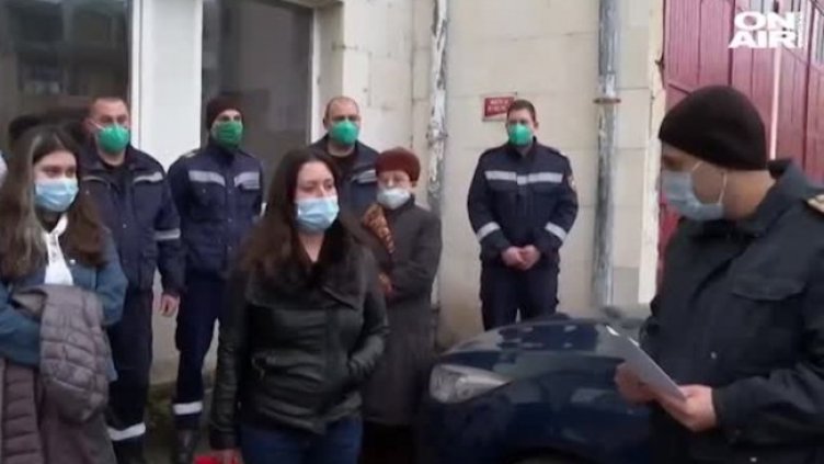 Пожарникари помагат на сестри, останали сираци след ужаса в Хитрино