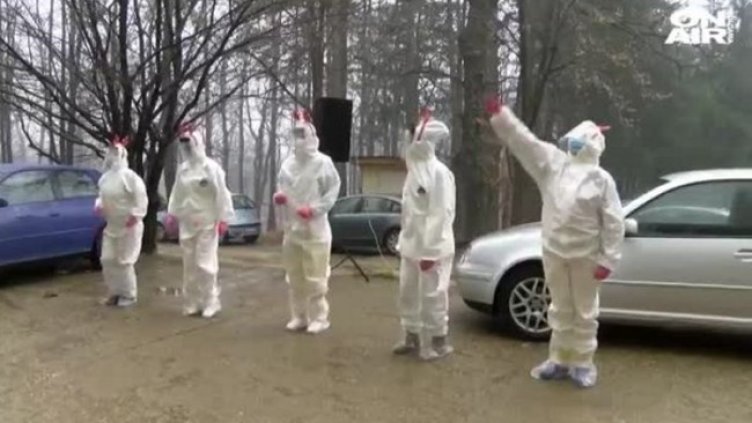 Медици танцуваха под прозорците на пълните отделения в Габрово