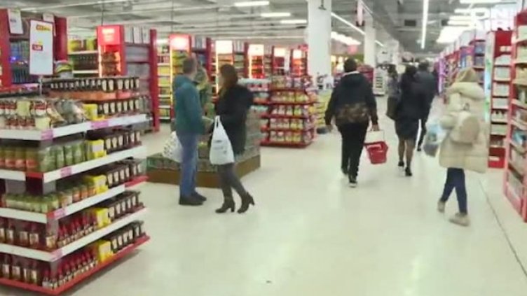 Пълни колички и забързани клиенти часове преди Бъдни вечер