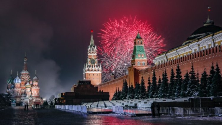 Тъжното посрещане на 2021 г. - фойерверки и празни площади