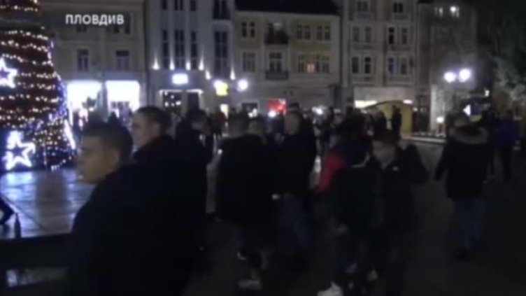 У дома, на хорото на площада... Как посрещнахме новата 2021 г.? 