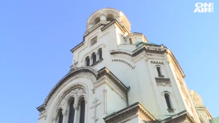 С маски и дистанция: Отслужиха литургия по случай Васильовден