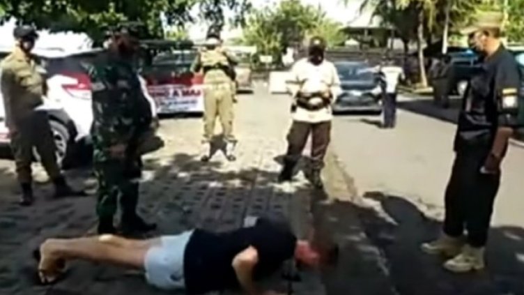 50 лицеви опори &ndash; наказание за чужденец без маска на Бали