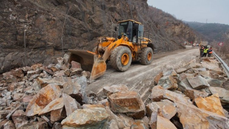 В кадър:  Продължава разчистването на голямото срутище край Елисейна