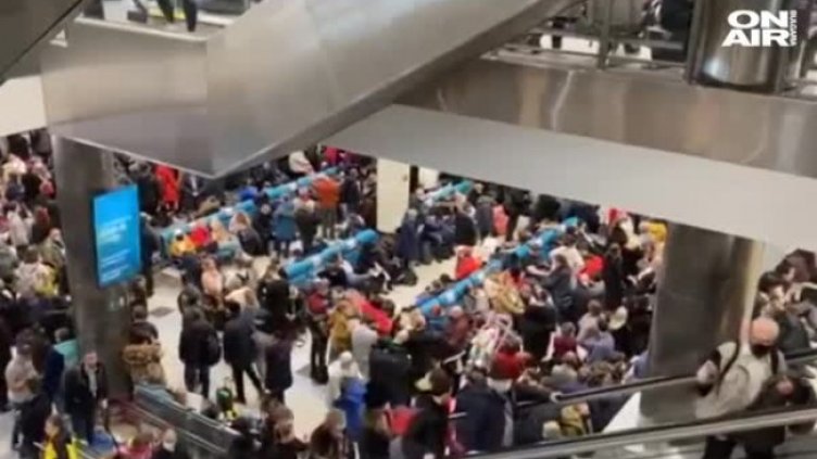 Хаос и отменени полети след силни снеговалежи в Москва