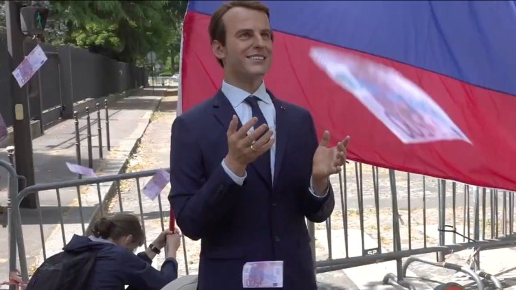 От &bdquo;Грийнпийс&ldquo; откраднаха восъчна фигура Макрон и я поставиха пред руското посолство ВИДЕО