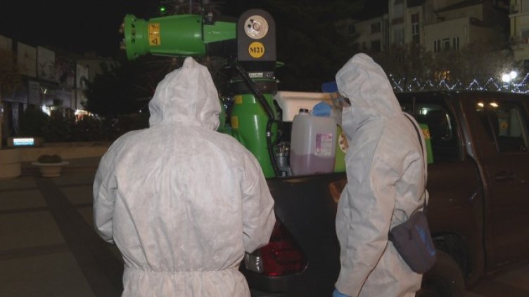 В средата на декември се дезинфекцираха улиците като мярка срещу нарастващите случаи. Снимка: БГНЕС