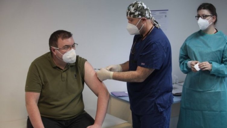 Министърът беше първият ваксиниран у нас. Снимка: Димитър Кьосемарлиев, Dnes.bg