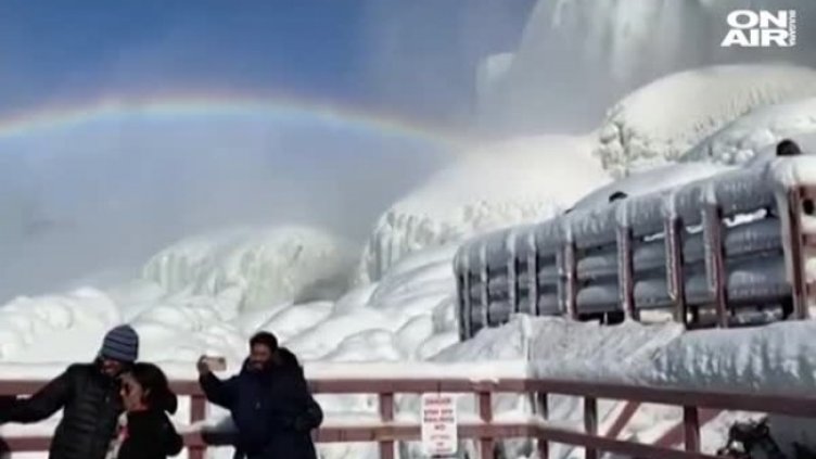 Зимна красота: Лед обхвана Ниагарския водопад