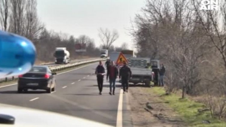 Един от работниците, ударени от бус, е с тежка черепно-мозъчна травма