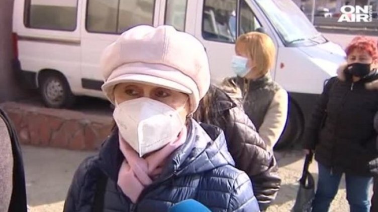 Опашка от лични лекари пред столичната РЗИ, чакат за ваксини