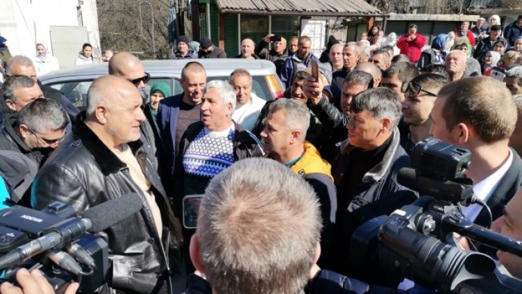 Премиерът вчера в с. Света Петка. Снимка: Правителствена пресслужба