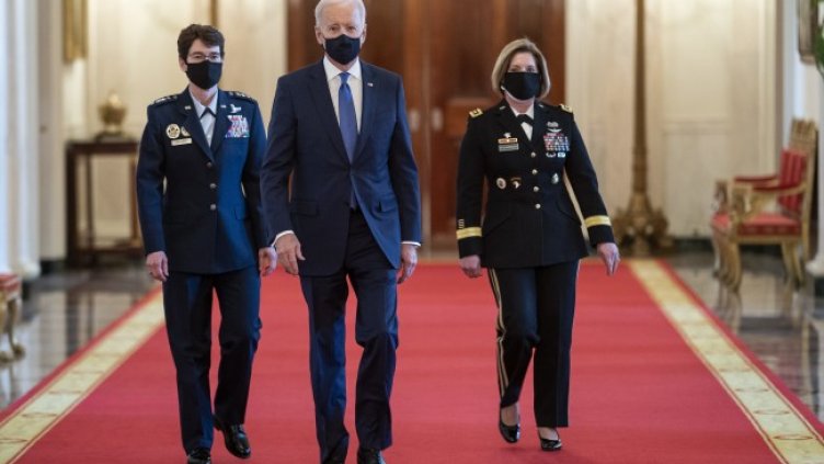 Джаклин Ван Овост (вляво) и Лора Ричърдсън (вдясно) с Джо Байдън. Снимка: БГНЕС