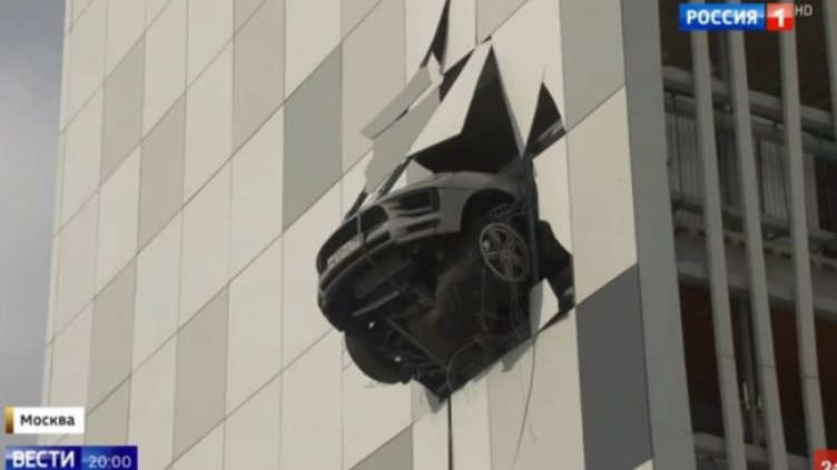 Кола увисна от третия етаж на сграда в Москва