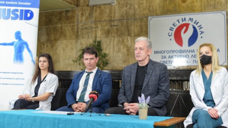 На снимката от ляво на дясно: д-р Мария Шопова, проф. Петър Петров - управител на МБАЛ  “Св. Мина” Пловдив, Красимир Ганчев - управител на "Унифарма", д-р Мария Бончева