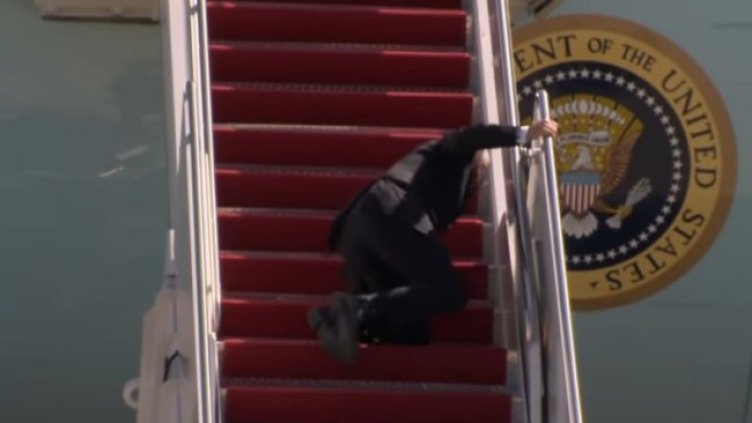 Президентът на САЩ Байдън се спъна на стълбите на самолета