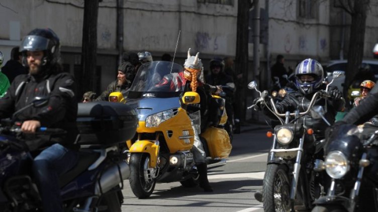 Форсиране на двигатели, търкане на гуми: "Мотосезон 2021" е открит