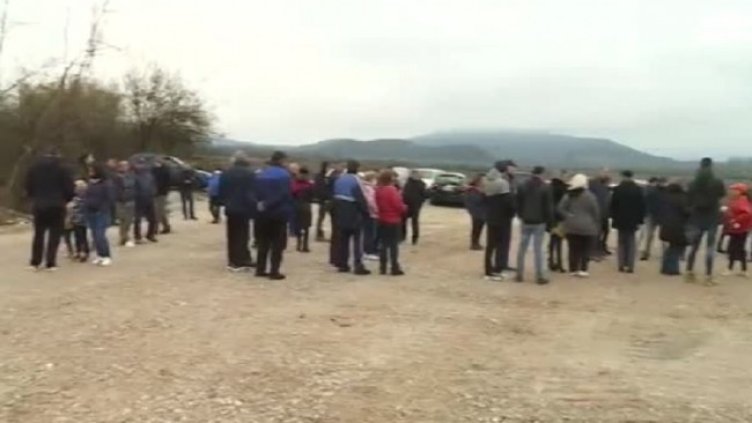 Село Скравена остана без главен път, жителите му излязоха на протест