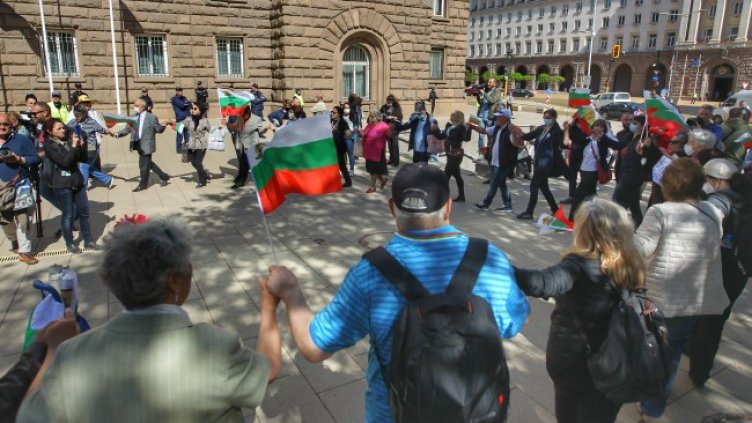 Протест и контрапротест под прозорците на Румен Радев
