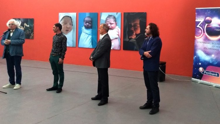 До 15 юни ще продължи фотографската изложба “В началото” с новородени бебета