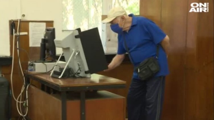 Експериментът с машинното гласуване: Жена успя за 17 секунди