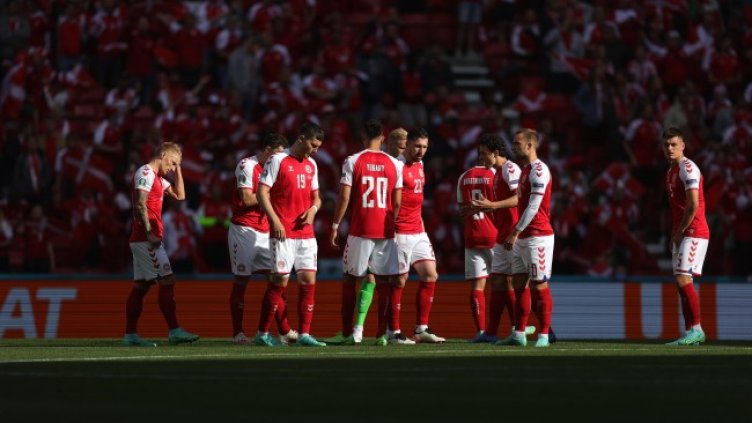 Спряха мача Дания-Финландия, молят се за живота на Кристиан Ериксен